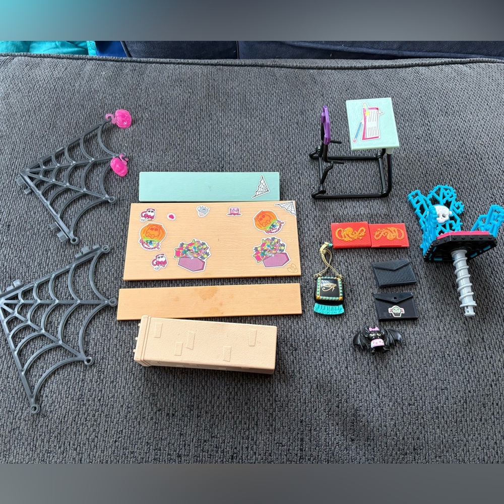 Monster High accessories and furniture Gen 1 vintage